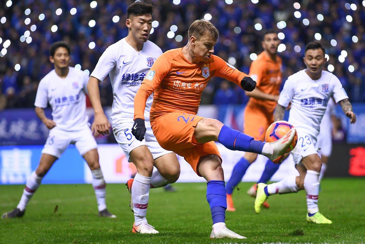 包含意大利国家队训练开放日，冲刺阶段状态回暖引观众欢呼，中超在即，赛程密集仍需轮换的词条