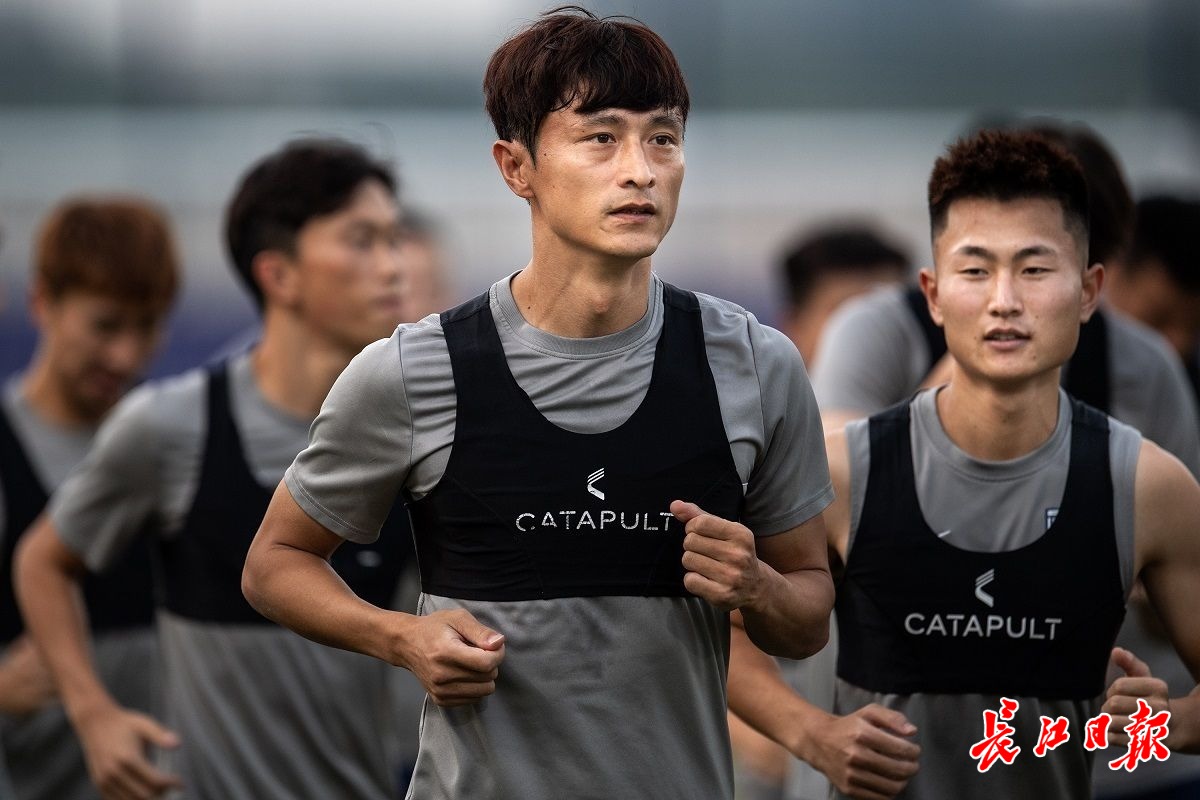 包含意大利国家队训练开放日，冲刺阶段状态回暖引观众欢呼，中超在即，赛程密集仍需轮换的词条